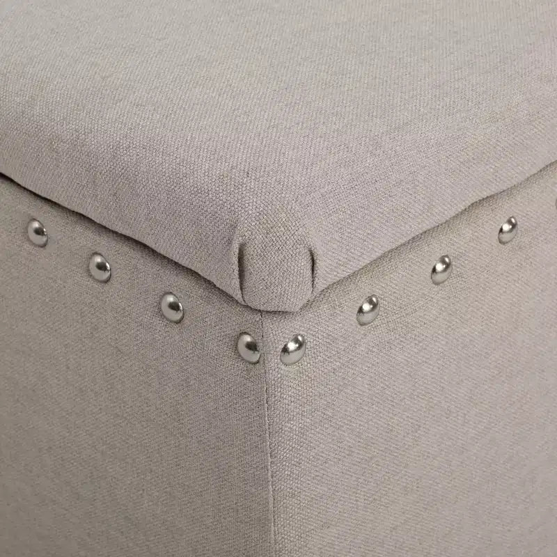 Banc coffre de rangement moderne décoré de clous décoratifs, avec grand espace de rangement