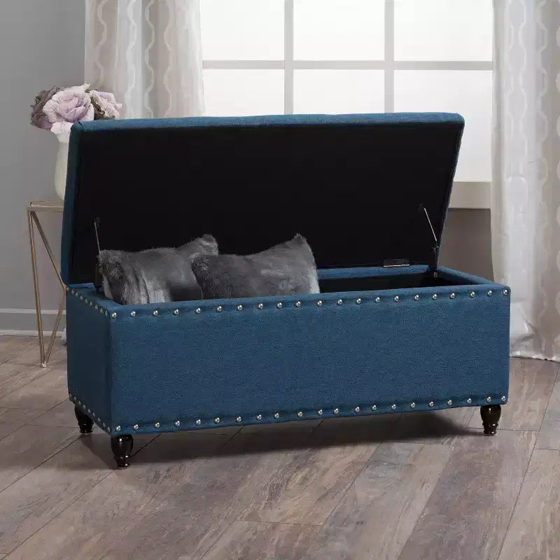Banc coffre de rangement moderne décoré de clous décoratifs, avec grand espace de rangement