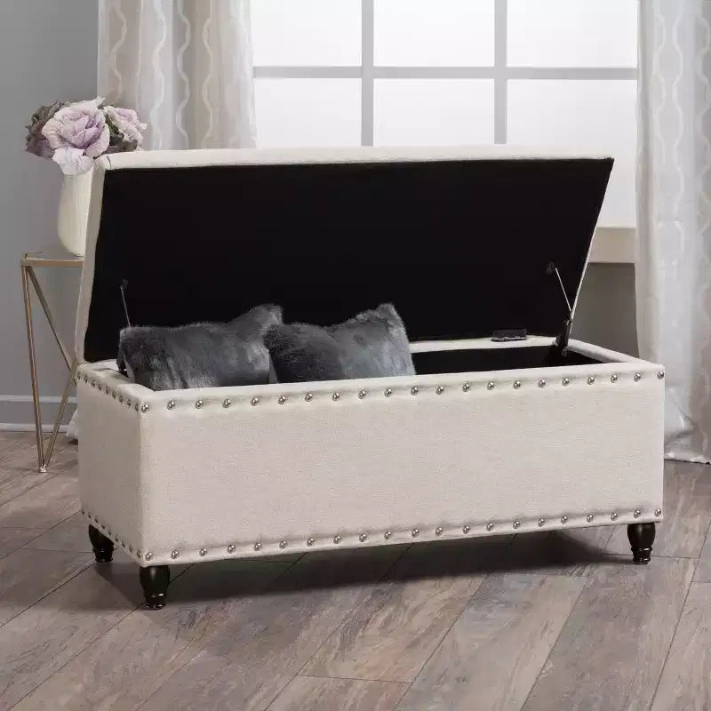 Banc coffre de rangement moderne décoré de clous décoratifs, avec grand espace de rangement